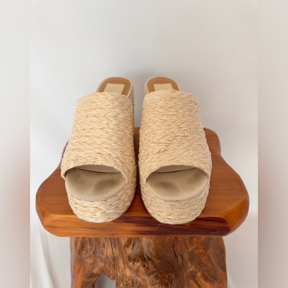 Dolce Vita Straw Wedge Sandals. 8.5 - Picture 6 of 6